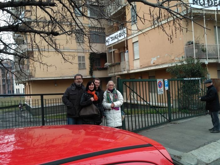 Lenzuola bianche contro il “suk” al Ponte Mosca di Torino Lenzuola bianche contro il “suk” al Ponte Mosca di Torino