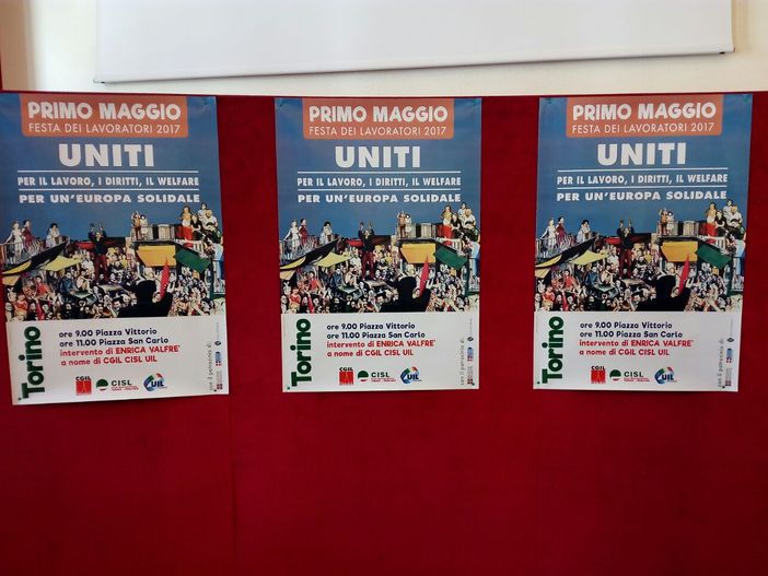 Corteo del 1° maggio a Torino, scontri tra centri sociali e polizia