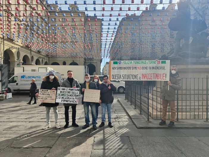 protesta polizia municipale a palazzo civico protesta polizia municipale a palazzo civico
