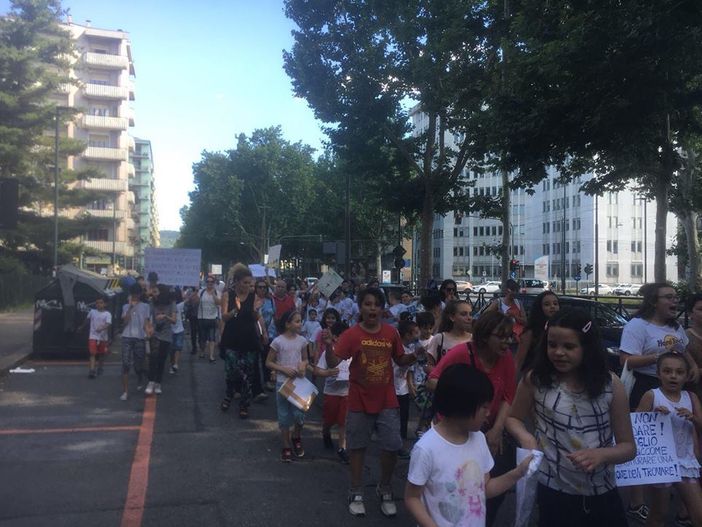 Proteste e corteo dei genitori in Barriera di Milano: “Non vogliamo spostare i nostri bambini alla scuola Benedetto Croce”