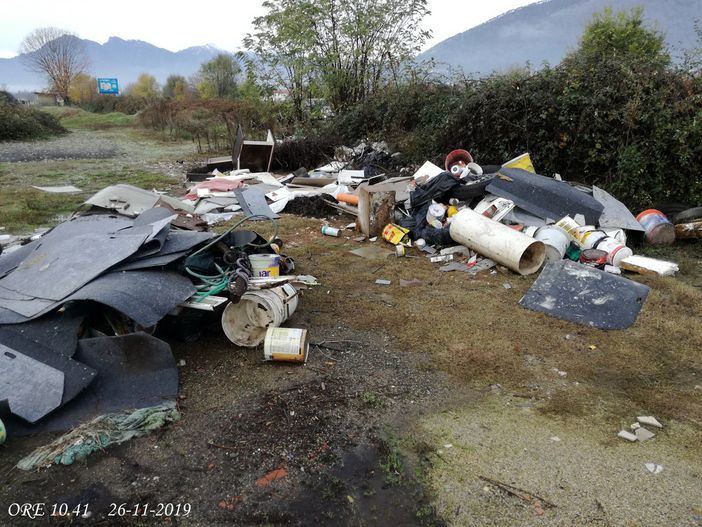 Piossasco, identificati i responsabili dell'abbandono di rifiuti lungo la strada provinciale
