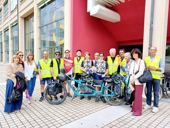 Ragazze in tandem alla cieca. Un viaggio attraverso l'Italia per promuovere l'inclusione