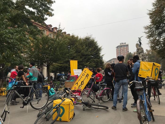 foto di repertorio di una protesta dei rider del food delivery