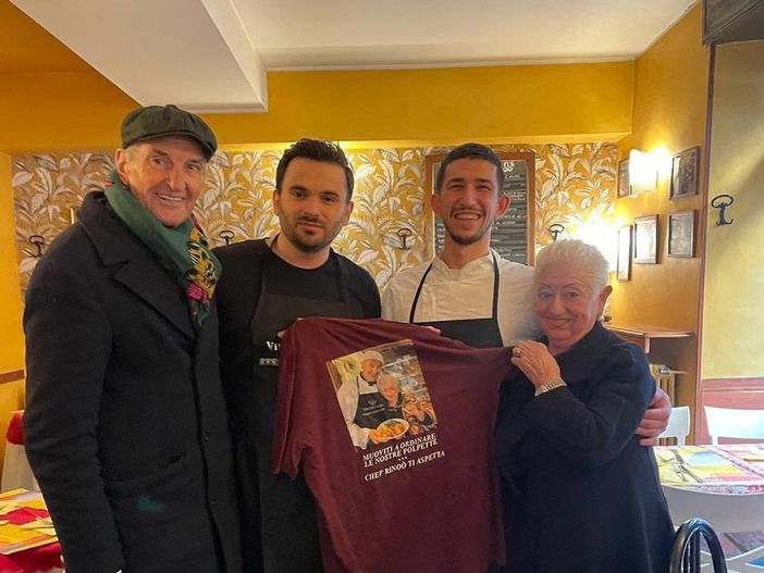 Persone insieme in un locale