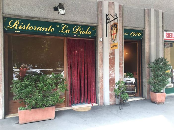 L'entrata del ristorante La Piola, foto dalla pagina Facebook del locale L'entrata del ristorante La Piola, foto dalla pagina Facebook del locale