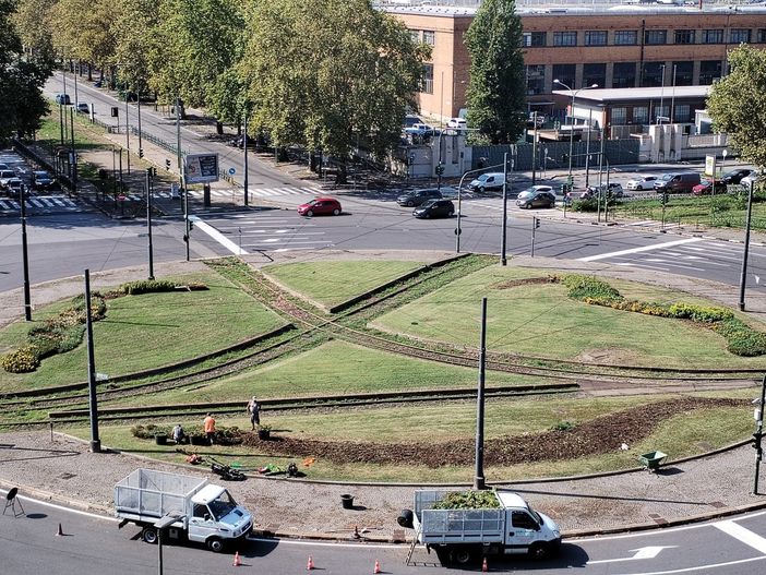 Bruciata dal sole l'onda gialla di fiori che aveva accolto i ciclisti del Tour a Torino Bruciata dal sole l'onda gialla di fiori che aveva accolto i ciclisti del Tour a Torino