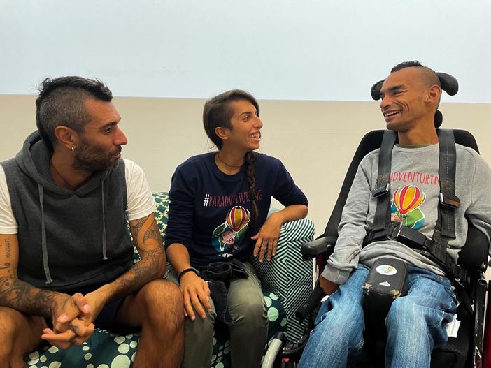 Il viaggio in carrozzina di Sami, da nord a sud Italia sfidando ogni barriera