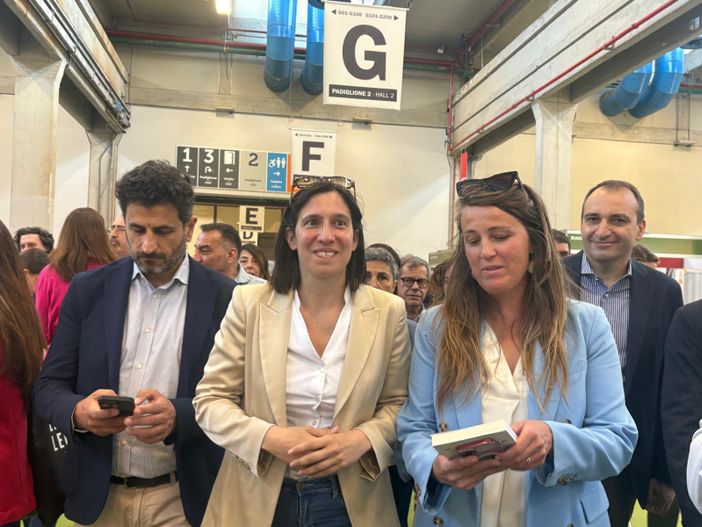 La segretaria del Pd Elly Schlein in visita al Salone del libro di Torino