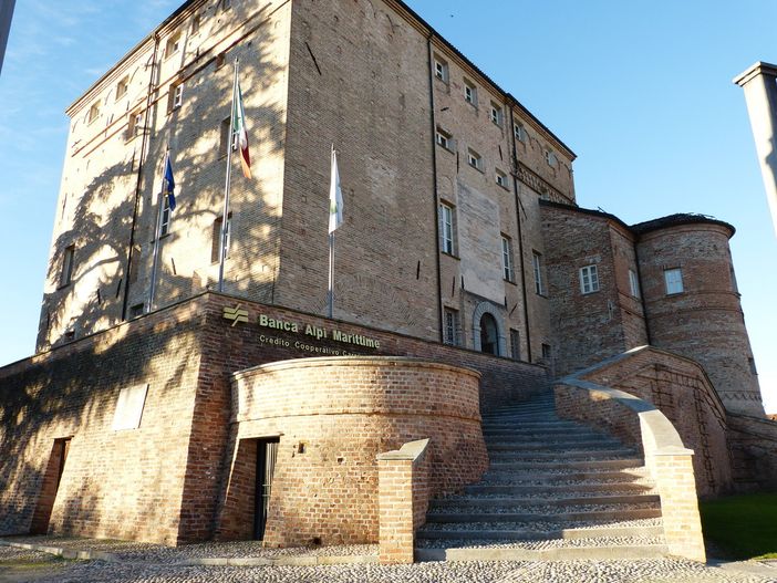 La sede di Banca Alpi Marittime a Carrù