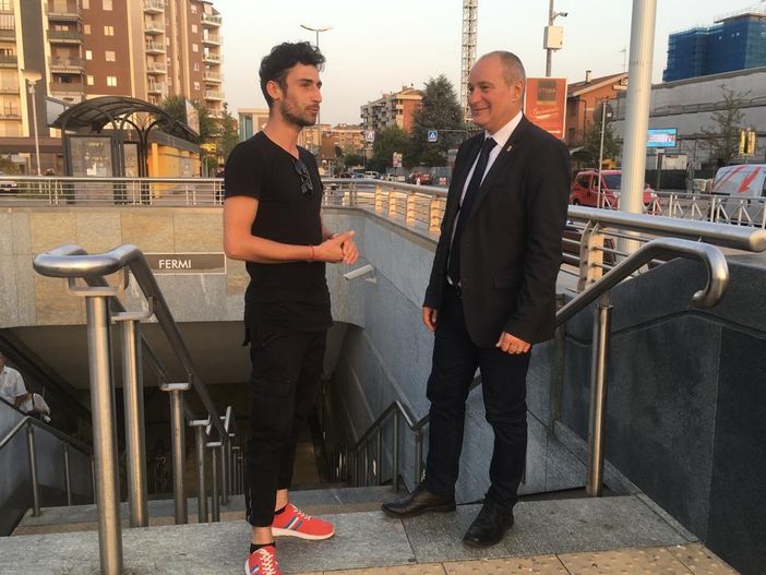"Vuoi un passaggio?". Una candid camera alla stazione Fermi per sensibilizzare i cittadini sul car pooling "Vuoi un passaggio?". Una candid camera alla stazione Fermi per sensibilizzare i cittadini sul car pooling