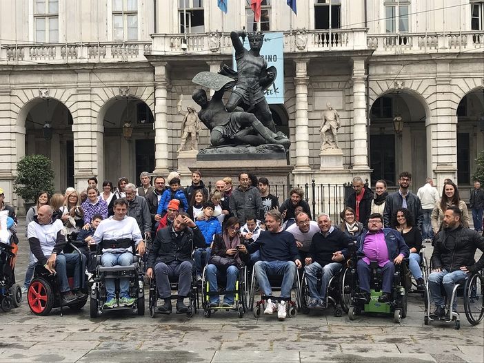 Una "skarrozzata" nelle vie del centro: Torino impara cosa vuol dire combattere con le barriere architettoniche (FOTO e VIDEO)