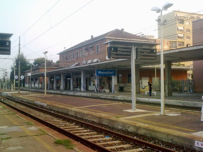 Moncalieri, incendio nel pomeriggio nell'area della stazione ferroviaria
