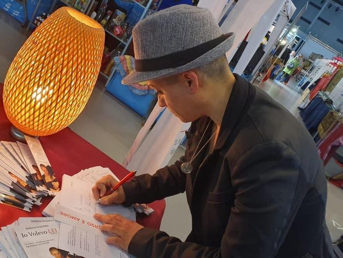 La dedica "d'amore" della scrittrice omosessuale a Matteo Salvini La dedica "d'amore" della scrittrice omosessuale a Matteo Salvini