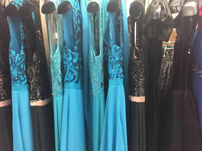 Se state per organizzare una bella cerimonia e volete l'abbigliamento perfetto, il posto giusto esiste Se state per organizzare una bella cerimonia e volete l'abbigliamento perfetto, il posto giusto esiste