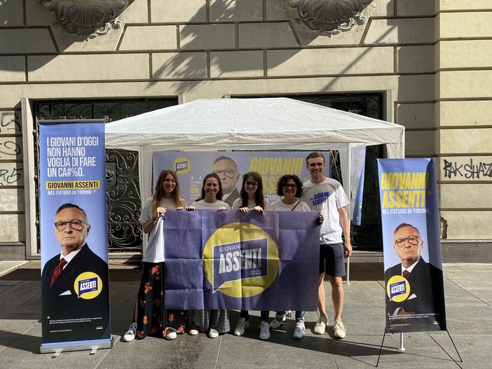 Elezioni, gazebo a Torino per il candidato che non c'è: al centro del "programma" le urgenze giovanili Elezioni, gazebo a Torino per il candidato che non c'è: al centro del "programma" le urgenze giovanili