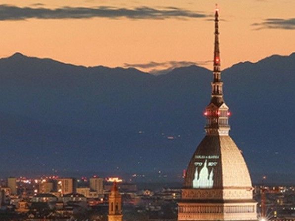Turin Eye: in volo sul pallone per lo spettacolo dei droni
