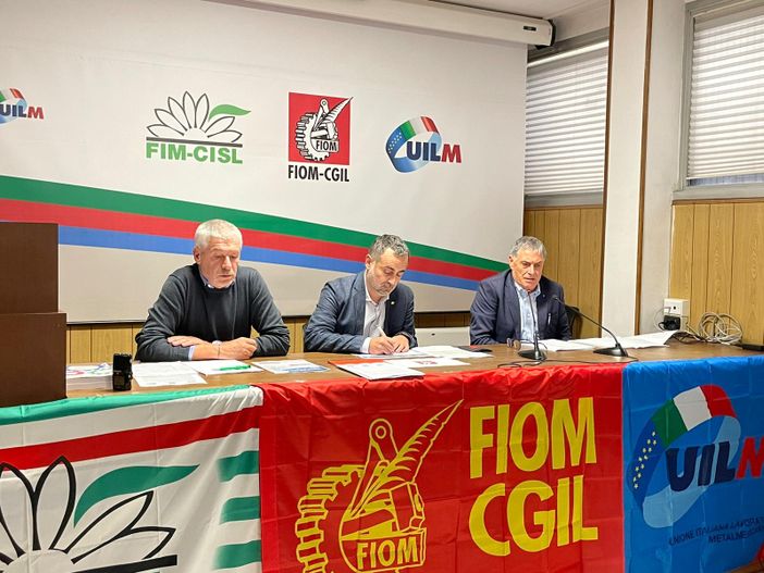 corteo con striscione azzurro