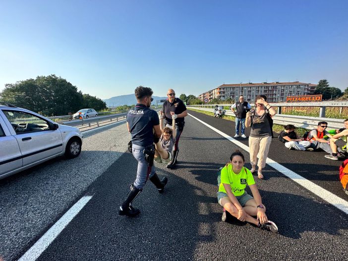 Blocco del traffico degli ecologisti, la solidarietà del Consiglio comunale ai tre giornalisti multati