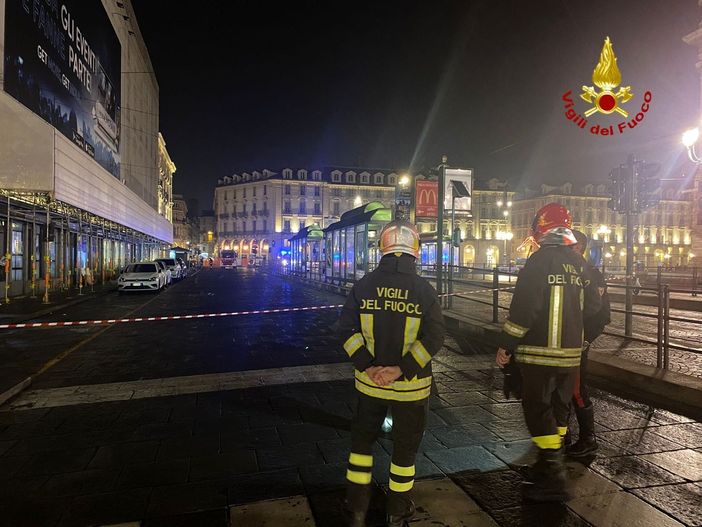 Nuova perdita di gas in piazza Castello: fuoriuscite di metano dai tombini. Vigili del fuoco e tecnici impegnati tutta la notte
