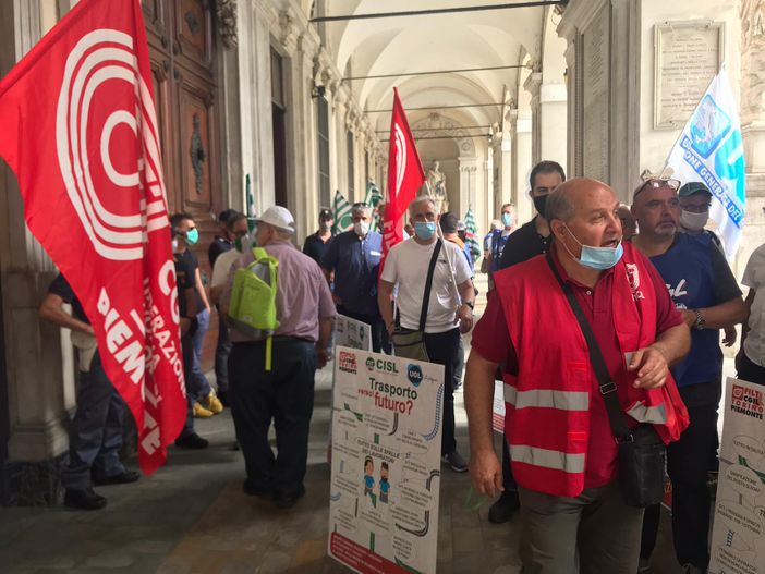 Tensione sotto Palazzo Civico: porte chiuse e polizia ad attendere i sindacati dei lavoratori Gtt [FOTO E VIDEO]