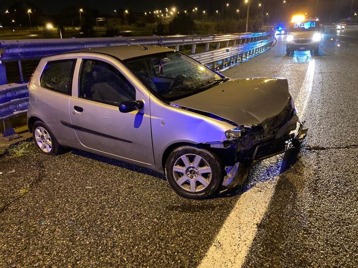 Un’ auto finisce nella scarpata, un’altra sbatte contro il guard-rail: traffico in tilt in tangenziale Un’ auto finisce nella scarpata, un’altra sbatte contro il guard-rail: traffico in tilt in tangenziale