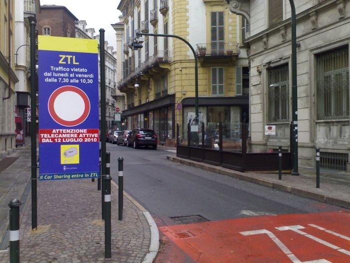 Oltre 7 mila firme per dire no all'estensione della Ztl a Torino, l'appello:"Martedì protestate con noi sotto il Comune"