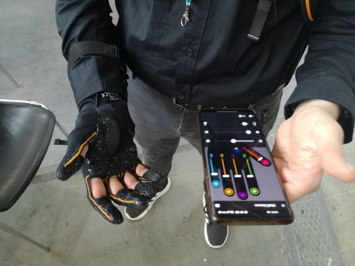 guanto bionico controllato da uno smartphone