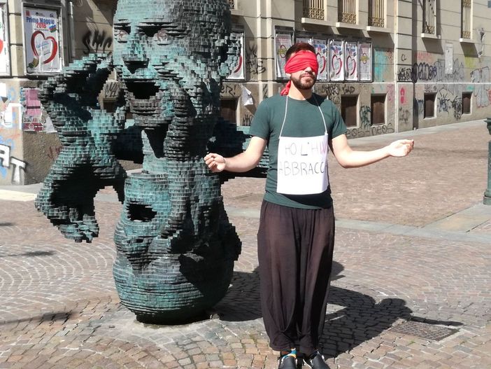 &quot;Ho l'Hiv, mi abbracciate?&quot;, esperimento sociale davanti a Palazzo Nuovo