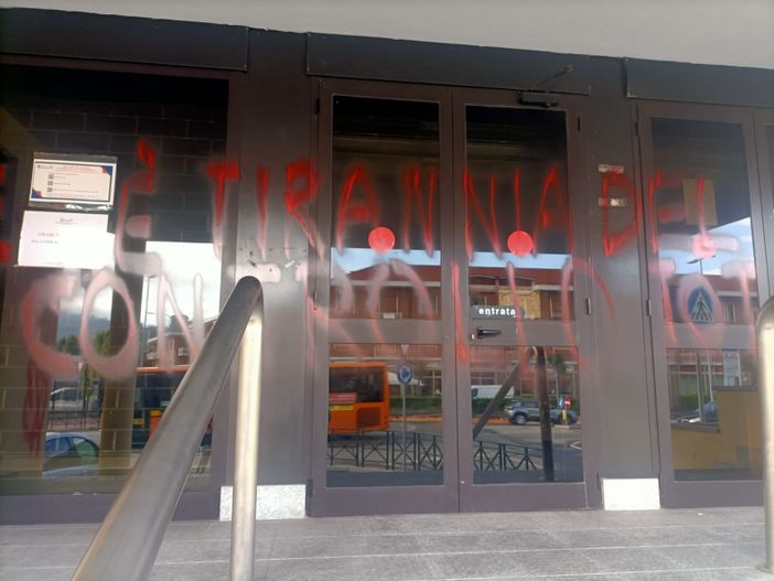Moncalieri, imbrattata e vandalizzata la sede dell'Agenzia delle Entrate