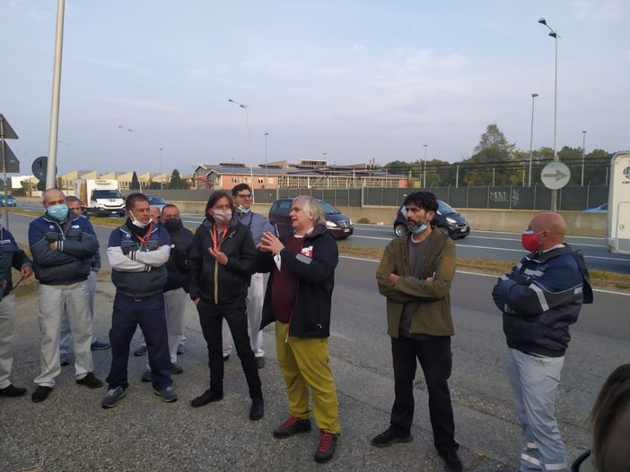 presidio di lavoratori all'esterno di una fabbrica presidio di lavoratori all'esterno di una fabbrica