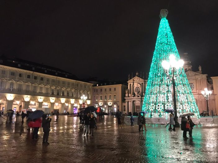 Si accende l’albero di piazza San Carlo: a Torino si respira la magia del Natale [FOTO e VIDEO]