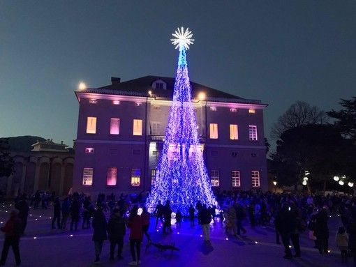 L'albero di Natale in piazza Italia e la grande “pallina” in piazza Rocca: Loano si accende con le Mille luci delle Feste