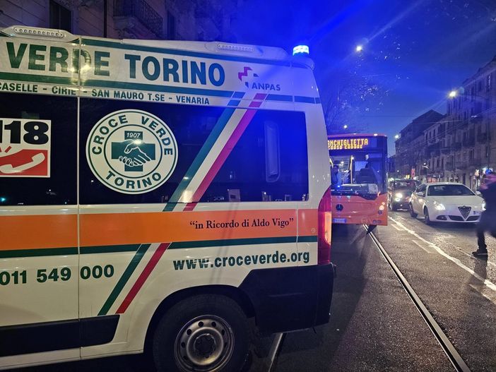 Persona anziana cade: il 77 costretto a fermarsi sui binari, traffico in tilt