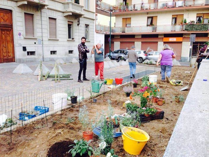 Un gruppo di torinesi si è rimboccato le maniche e sta riparando piazza Paravia Un gruppo di torinesi si è rimboccato le maniche e sta riparando piazza Paravia