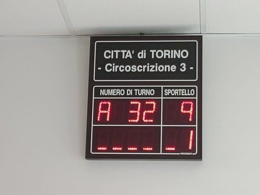 foto di repertorio di un tabellone dell'anagrafe di corso Racconigi