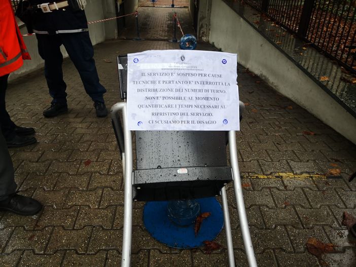 cartello su una sedia dell'anagrafe cartello su una sedia dell'anagrafe