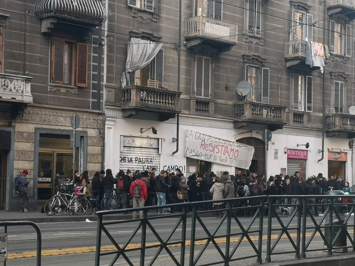 Corteo degli anarchici in Aurora: &quot;Ma quali 5 stelle: siete il partito della polizia&quot;