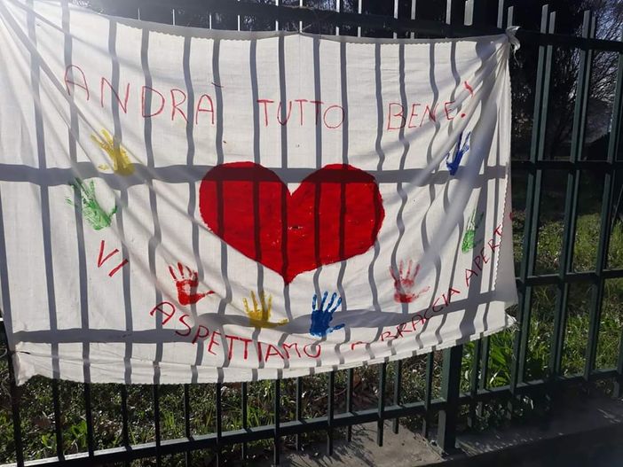 Coronavirus, lenzuolo davanti ad una scuola di Torino:&quot;Andrà tutto bene. Vi aspettiamo a braccia aperte&quot;