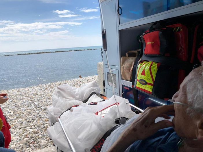 "Voglio vedere il mare per l'ultima volta": ambulanza si ferma vicino alla spiaggia