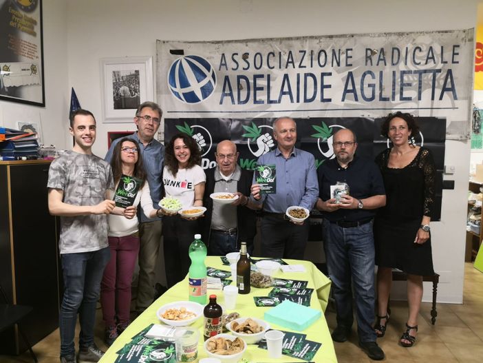 Taralli e pop-corn alla cannabis, anche il M5S Torino all'aperitivo dei Radicali per la legalizzazione
