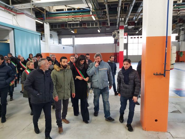 Ex Embraco, Appendino ha visitato la fabbrica: "Non c'è nulla dentro. Da Roma il tavolo nella settimana del 16 dicembre" Ex Embraco, Appendino ha visitato la fabbrica: "Non c'è nulla dentro. Da Roma il tavolo nella settimana del 16 dicembre"