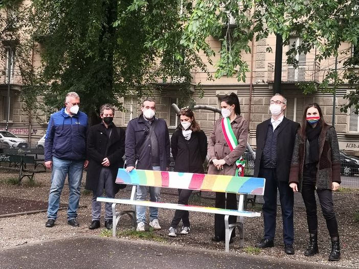 appendino e panchina arcobaleno