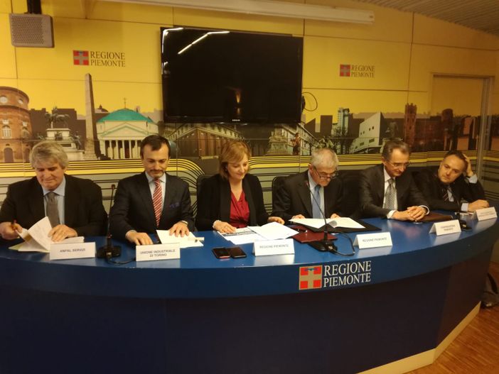 Scuola e imprese: nuovo accordo sull'apprendistato per far incontrare chi cerca e chi offre lavoro. Nel 2018 i laureati occupati sono stati 28mila in più