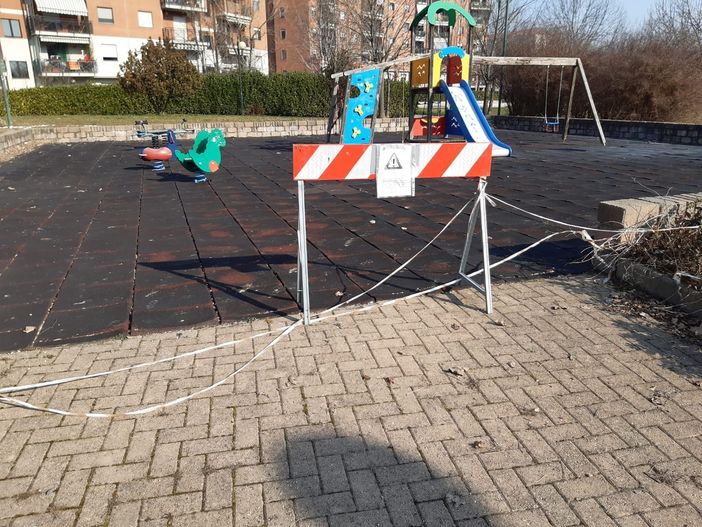 Area gioco da incubo in via Pietro Cossa, la rabbia dei residenti: ”Inagibile da un anno” [FOTO]