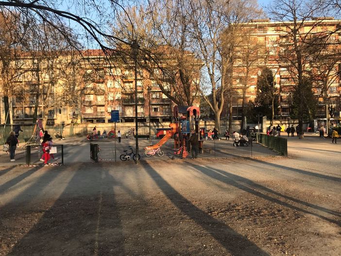 Area gioco della Tesoriera, piena nonostante i divieti Area gioco della Tesoriera, piena nonostante i divieti