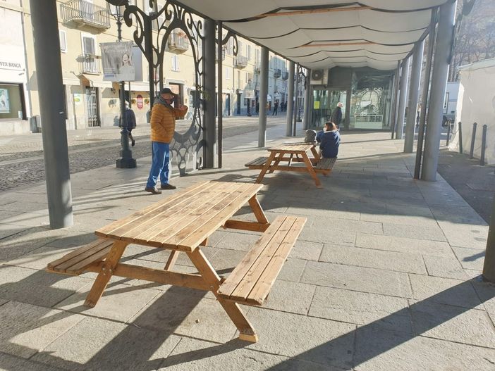 Venaria, rimosse le panche da pic-nic in via Don Alberione. Giulivi: &quot;Erano ritrovo di assembramenti&quot; [VIDEO]