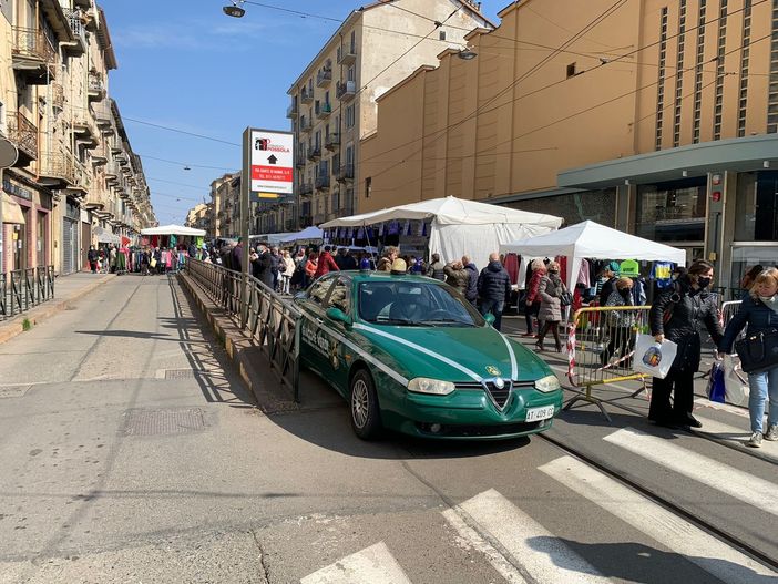 Mercato e auto in via Di Nanni Mercato e auto in via Di Nanni
