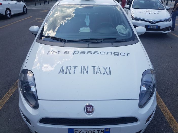 "I'm a passenger": i taxisti rendono omaggio ai grandi della cultura passati da Torino "I'm a passenger": i taxisti rendono omaggio ai grandi della cultura passati da Torino