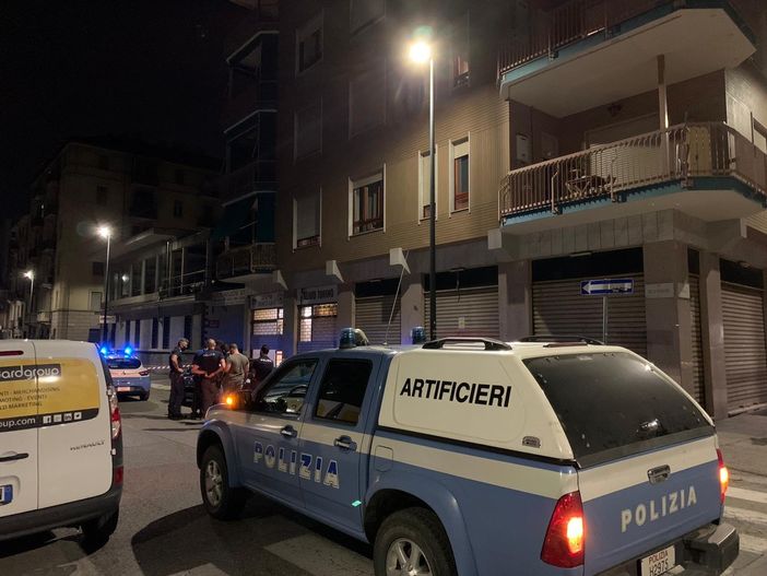 Pacco davanti alla sede di Aliud: scatta l'allarme bomba in via Sestriere, ma era un nido di calabroni
