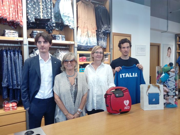 Via Roma a Torino diventa cardioprotetta: defibrillatore nel negozio K-Way Via Roma a Torino diventa cardioprotetta: defibrillatore nel negozio K-Way